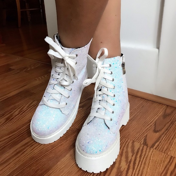 New white boots 5 & 8 left - Picture 7 of 11